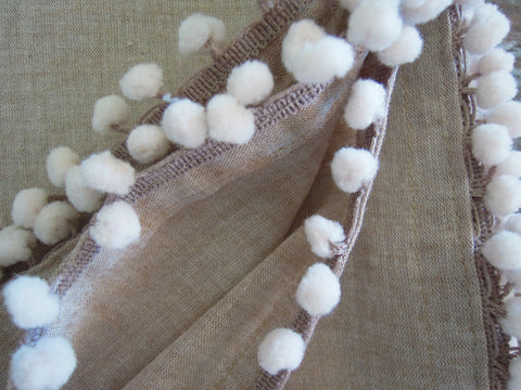 Baumwollschal beige mit Pompoms