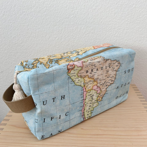Reisenecessaire Weltkarte hellblau