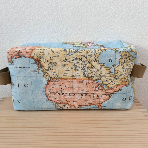 Reisenecessaire Weltkarte hellblau